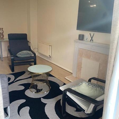 Villa Charming 2-Bed House In Londra Esterno foto